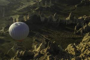 ballon glijdt over zonovergoten landschap met rotsblokken foto