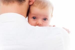 vader met baby. achterzijde visie van vader Holding zijn weinig baby foto