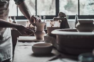 pottenbakker Bij werk. detailopname van pottenbakker maken keramisch kruik Aan Bij zijn werkplaats foto