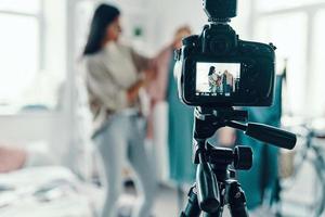 mooi jong vrouw in gewoontjes kleding maken sociaal media video terwijl uitgeven tijd Bij huis foto