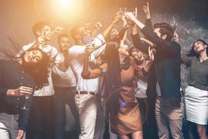 partij dat nooit loopt af. groep van mooi jong mensen dansen samen en op zoek gelukkig foto