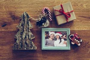 Kerstmis humeur. top visie van Kerstmis decoraties en fotograaf in afbeelding kader houdende Aan de rustiek houten graan foto