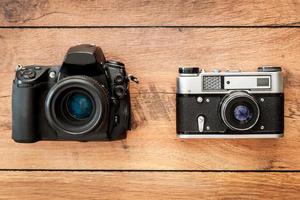 modern of retro top visie van twee camera's houdende Aan de houten graan foto