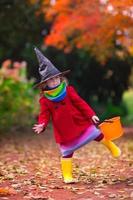 klein meisje in heksenkostuum op halloween foto