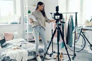 mooi jong vrouw in gewoontjes kleding maken sociaal media video terwijl uitgeven tijd Bij huis foto