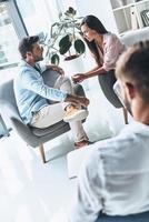 elke verhaal heeft twee kanten. jong getrouwd paar pratend terwijl zittend Aan de behandeling sessie met psycholoog foto