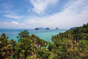 gezichtspunt op het eiland Koh Ngai foto