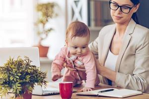 laat me onderzoeken uw werken plaats weinig baby meisje op zoek weg terwijl kruipen Aan haar moeders plaats van werk foto