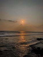 zonsondergang Bij de strand. foto