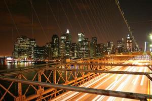 Brooklyn Bridge 's nachts foto