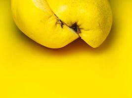 sappig kweepeer. fruit Aan een geel achtergrond. rijp nuttig Product. foto