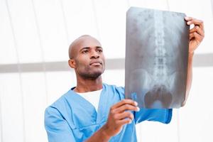 chirurg onderzoeken röntgenstraal afbeelding. foto
