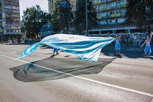 dnipro, Oekraïne - 09.11.2021 burgers vieren stad dag. skaten dansers golvend de vlag. foto