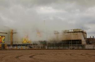 milieu ramp. schadelijk uitstoot in omgeving. rook en smog. verontreiniging van atmosfeer door fabriek. foto