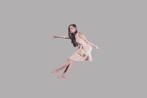zweven schoonheid. studio schot van aantrekkelijk jong vrouw zweven in lucht foto