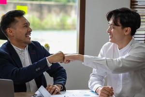 marketing, financieel, boekhouding, planning, team bedrijf drukt uit zijn vreugde Bij maken jaar- winsten voor een geslaagd bedrijf. foto