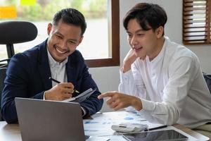 marketing, financieel, boekhouding, planning, team van zakelijke rekenmachines en grafiekanalyse om marketingstrategieën te plannen en winstgevende investeringen voor het bedrijf te doen. foto