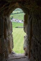 op zoek uit een venster in kasteel ruïnes foto
