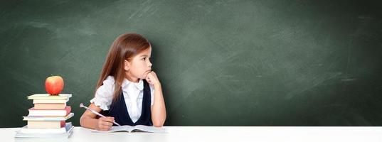 portret van modern, gelukkig en schattig tiener school- meisje. foto