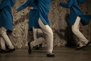 kinderen dansen in wit broek. prestatie Aan fase. choreografie les. foto