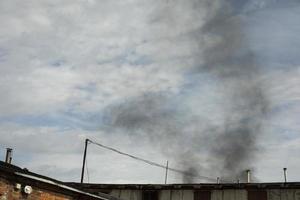 brand op het platteland. zwarte rook en vuur. het is oostelijke situatie. foto