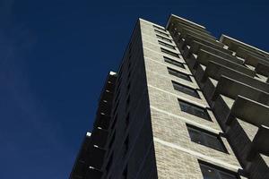 gebouw met ramen in stad. hoog huis. veel vloeren in gebouw. modern architectuur. foto