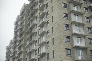 gebouw onder bouw. ramen in huis. foto