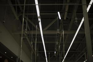 lichten Aan plafond. interieur van gebouw. fluorescerend licht. foto