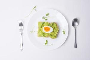 brood met avocado , groenten fruit en ei Aan wit achtergrond , gezond ontbijt concept foto