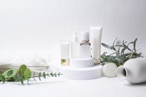 hydraterende crème fles over blad achtergrond studio, verpakking en huidverzorging schoonheidsconcept foto