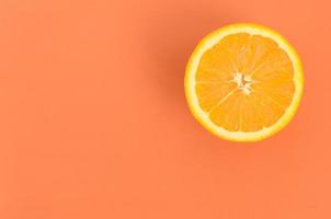 top visie van een een oranje fruit plak Aan helder achtergrond in oranje kleur. een verzadigd citrus structuur beeld foto