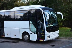 wit toerist bus voor excursies. de bus is geparkeerd in een parkeren veel in de buurt de park foto