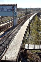 leeg spoorweg station platform foto