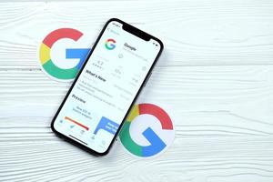 Charkov, Oekraïne - maart 5, 2021 google icoon en toepassing van app op te slaan Aan iphone 12 pro Scherm scherm Aan wit tafel foto