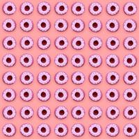 veel klein plastic donuts leugens Aan een pastel kleurrijk achtergrond. vlak leggen minimaal patroon. top visie foto