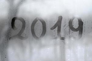 2019. de figuren zijn geschreven Aan de beneveld glas in winter foto