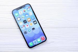 Charkov, Oekraïne - januari 27, 2021 appel iphone 12 pro nieuw merk model- smartphone met iOS baseren Aan wit achtergrond. appel inc. is een Amerikaans technologie bedrijf foto