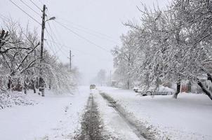 Charkov. Oekraïne - april 4, 2017 niet verwacht snel neerslag van sneeuw in april Aan de Charkov straten foto