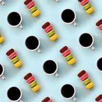 een patroon van veel kleurrijk toetje taart bitterkoekjes en koffie cups Aan modieus pastel blauw achtergrond top visie. vlak leggen samenstelling foto