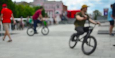 onscherp beeld van een veel van mensen met bmx Fietsen. vergadering van fans van extreem sport- foto