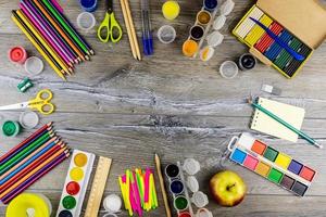 school- benodigdheden Aan een grijs achtergrond foto