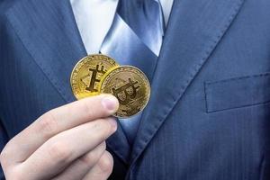 bitcoin hand- van een zakenman foto