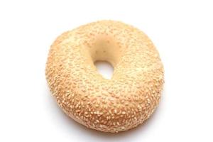 bagel, 1 donut vormig brood Aan een wit achtergrond foto