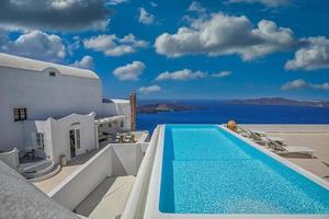 luxe zomer reizen en vakantie landschap. zwemmen zwembad met zee visie. wit architectuur Aan Santorini eiland, Griekenland. mooi toevlucht terras, beroemd bestemming toneel. idyllisch paar ontspanning foto