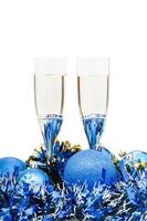 twee bril van Champagne Bij blauw Kerstmis decoraties foto