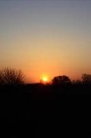 dageraad in de dorp. zonsopkomst in de buitenwijk landschap foto