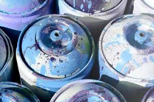 een veel van gebruikt blauw metaal tanks met verf voor tekening graffiti foto