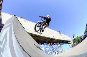 Charkov, Oekraïne - 27 kunnen, 2018 vrije stijl bmx ruiters in een skatepark gedurende de jaar- festival van straat culturen foto