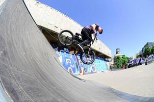 Charkov, Oekraïne - 27 kunnen, 2018 vrije stijl bmx ruiters in een skatepark gedurende de jaar- festival van straat culturen foto