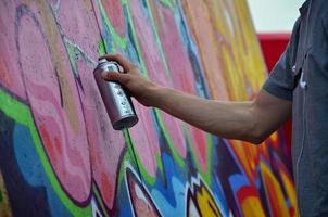 Charkov, Oekraïne - mei 27, 2017 festival van straat kunsten. jong jongens trek graffiti Aan portable houten muren in de centrum van de stad. de werkwijze van schilderij Aan muren met aërosol verstuiven blikjes foto